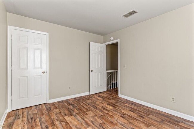 Building Photo - TH in UNCG Area, Laminate Wood Flooring, A...