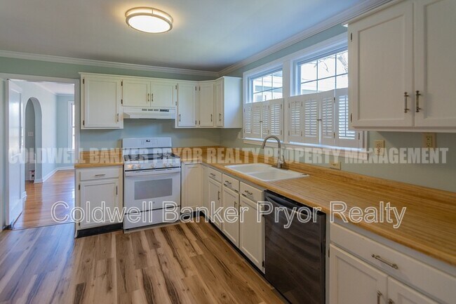 Building Photo - 323 Walsh Rd