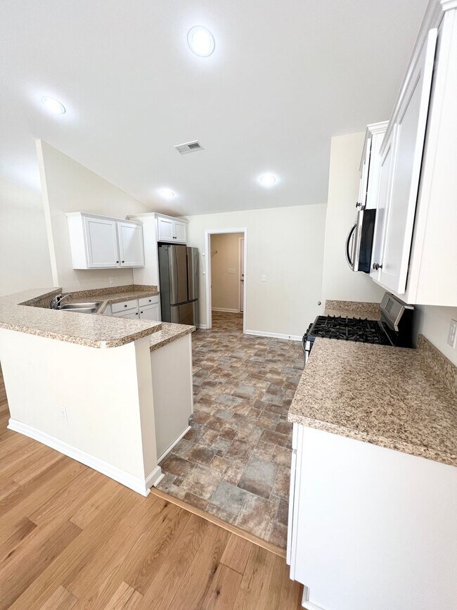 Building Photo - Beautiful home in Woodland Lakes! Extended...