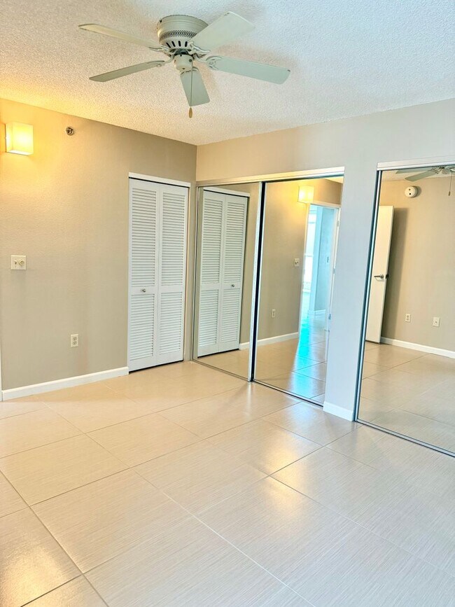 Building Photo - Country Club Village 6 - Two bedroom, one ...