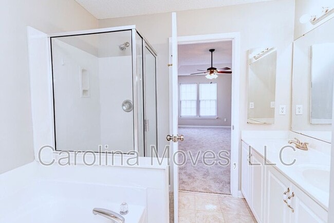 Building Photo - 211 Windsong Dr