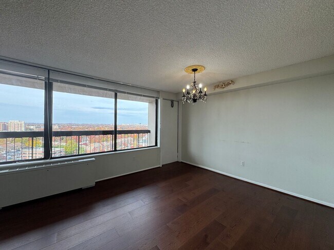 Building Photo - Bright and Spacious 1 Bed 1 Bath Condo With Balcony In Desired Skyline Plaza
