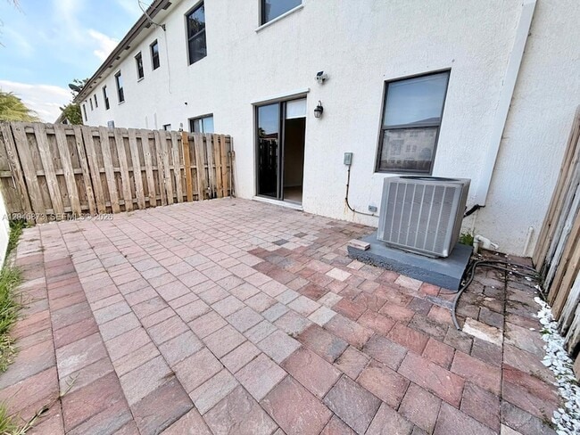 Building Photo - 8965 NW 98th Ave