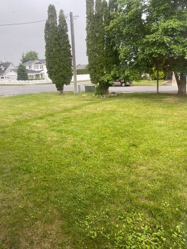 Building Photo - 4 - bedroom home close to Stateline