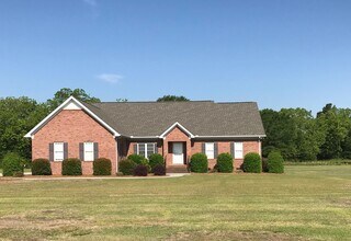 Building Photo - 4 bd 2 bth all brick w/ 2 car garage located on a 1 acre lot - lawn care, water, trash, washer/dr...