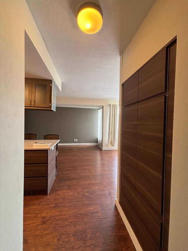 Building Photo - Upgraded 2 Bedroom 2 Bath Close to Downtow...