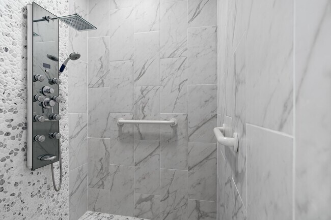 Building Photo - 590 Las Roblas Grande Dr