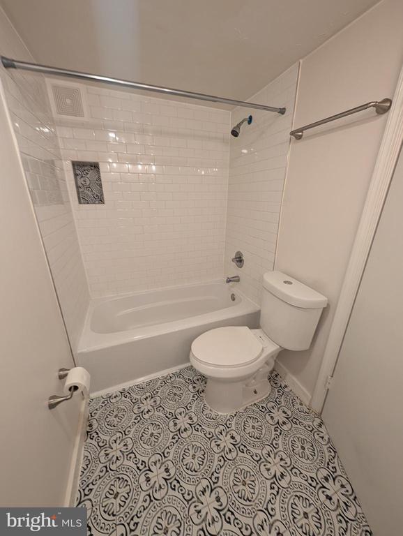 Building Photo - 3320 Hewitt Ave