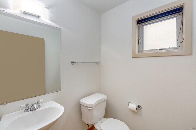 Building Photo - Stunning Townhome Style in NE Portland Lloyd Center District