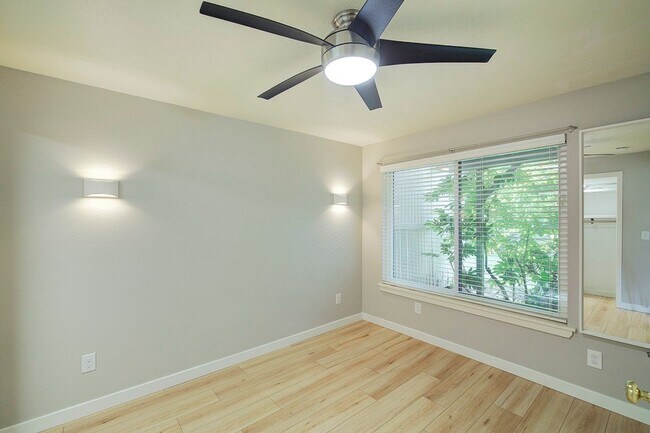 Building Photo - 2Bd/1.75Ba Kirkland Townhouse