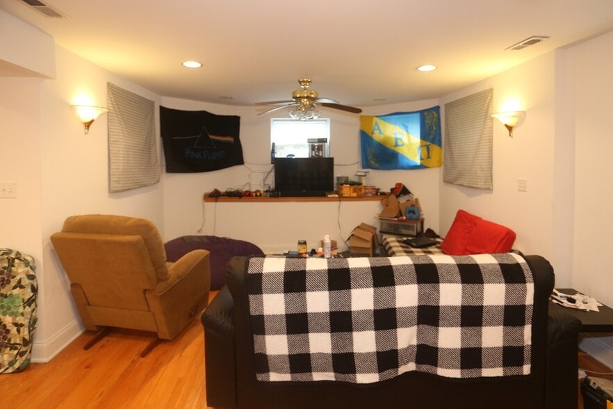 Building Photo - 1434 W Belle Plaine Ave