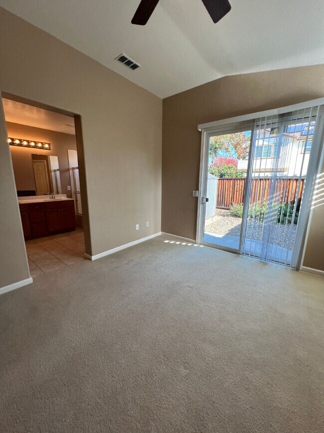 Building Photo - Tracy: $2839 3 bedroom 2 bath single story...