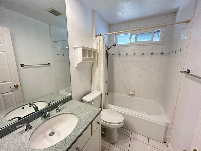 Building Photo - Stunning 4 Bedroom 2.5 Bath Home with Offi...