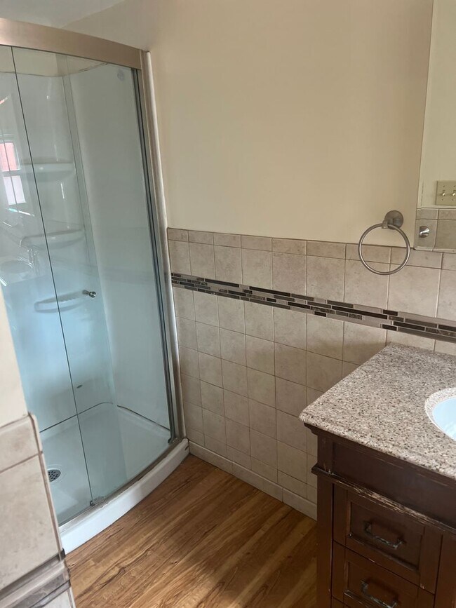 Building Photo - 2206 Sarah St