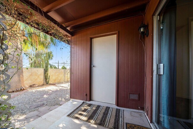 Building Photo - Move In Ready Unit! 1 Bed 1 Bath New Flooring!