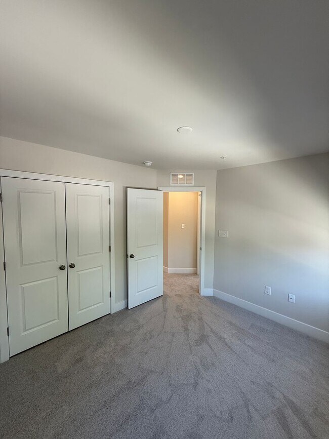 Building Photo - 2102 Winterberry Ln