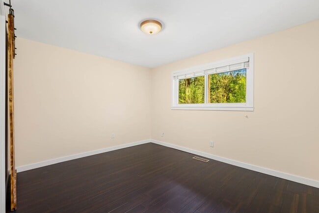 Building Photo - Newly remodeled Woodinville Rambler Beauty!!