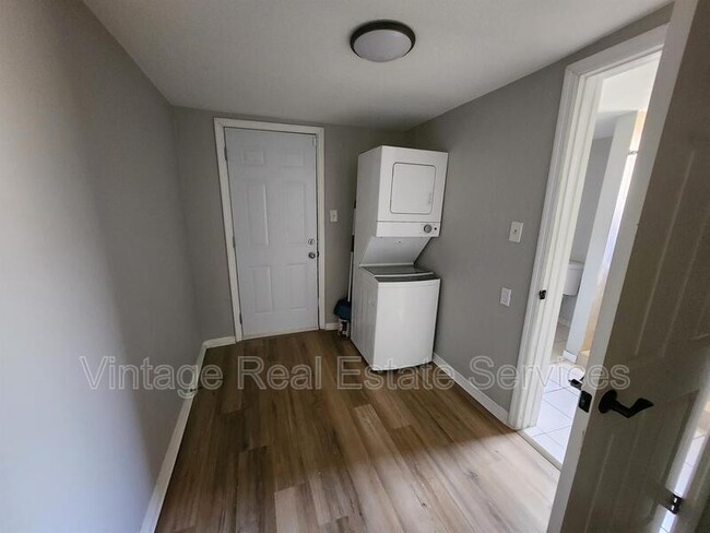 Building Photo - 2406 E Clark St