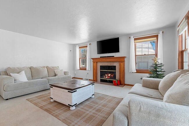 Building Photo - 5 BEDROOM 4.5 BATH PRIVATE BACKYARD