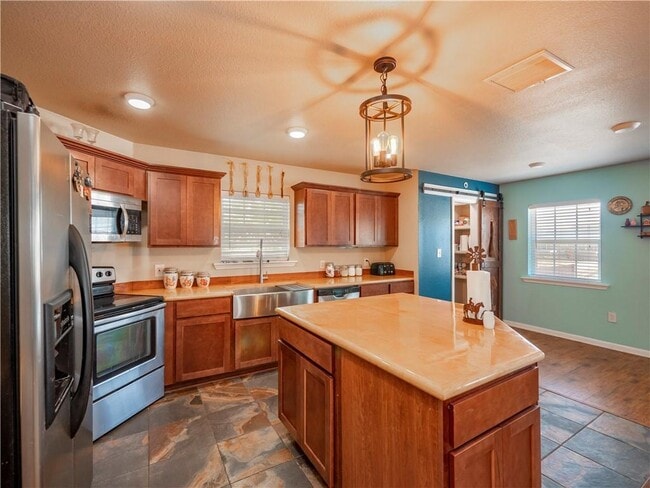 Building Photo - 691 Tamarack Dr