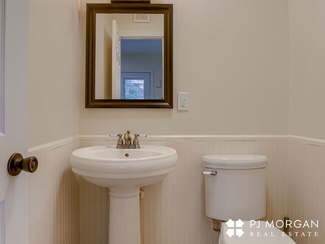 Building Photo - 3 bedroom, 2 bathroom House Available Imme...