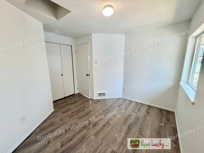 Building Photo - Amazing 3 Bedroom Home in Beacon Hill with Extra Parking and Great Layout!