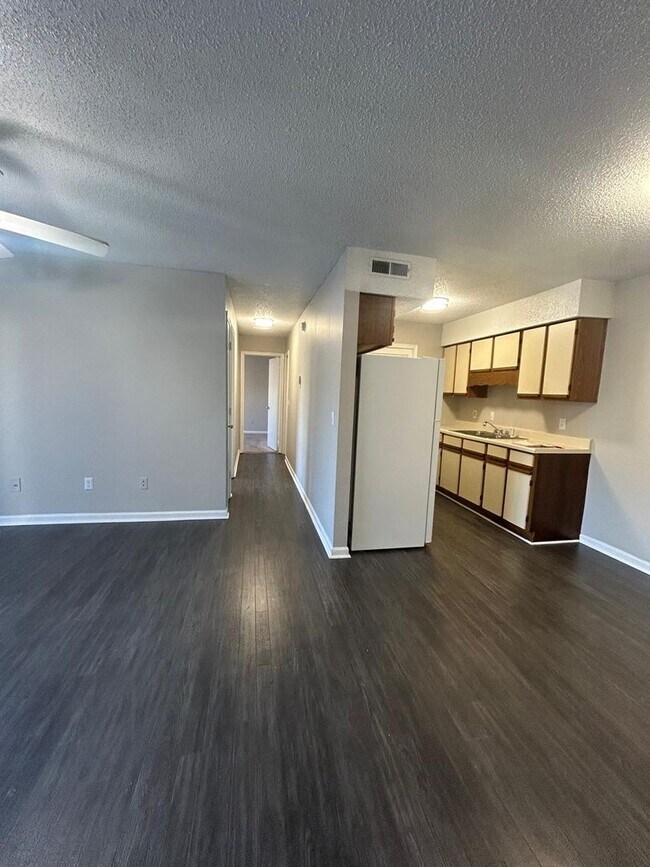 Building Photo - Modern Comfort & Convenience at Westfield Gardens Lexington - 353A