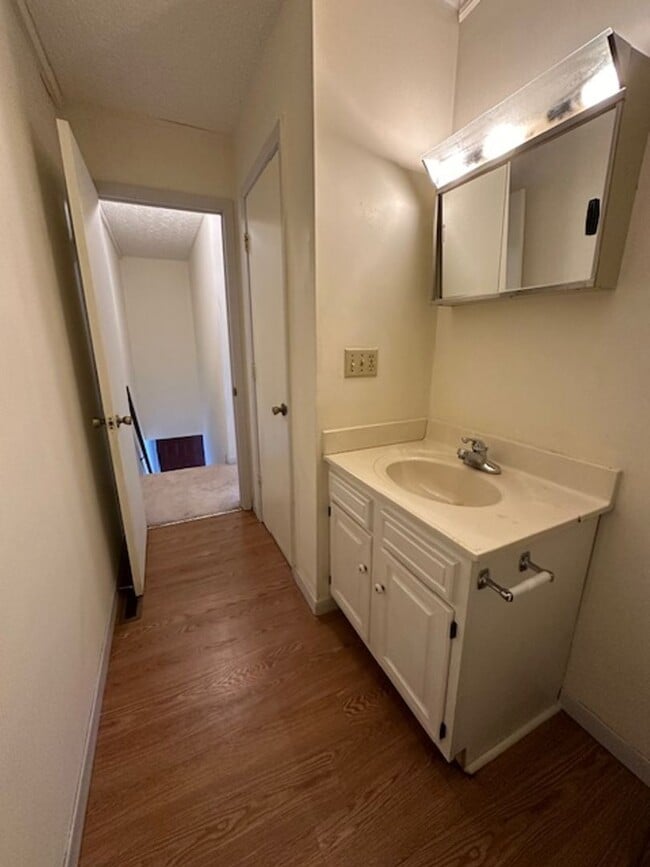 Building Photo - 2 Bedroom / 1.5 Bath Townhouse, Kingsport TN