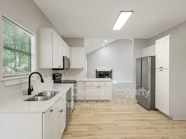 Building Photo - 105 Mallory Dr