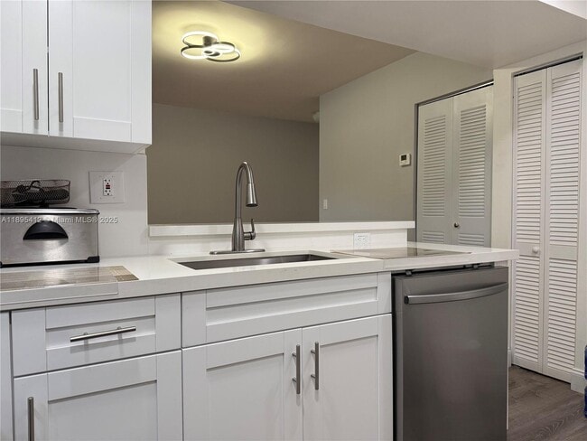 Building Photo - 9725 Fontainebleau Blvd