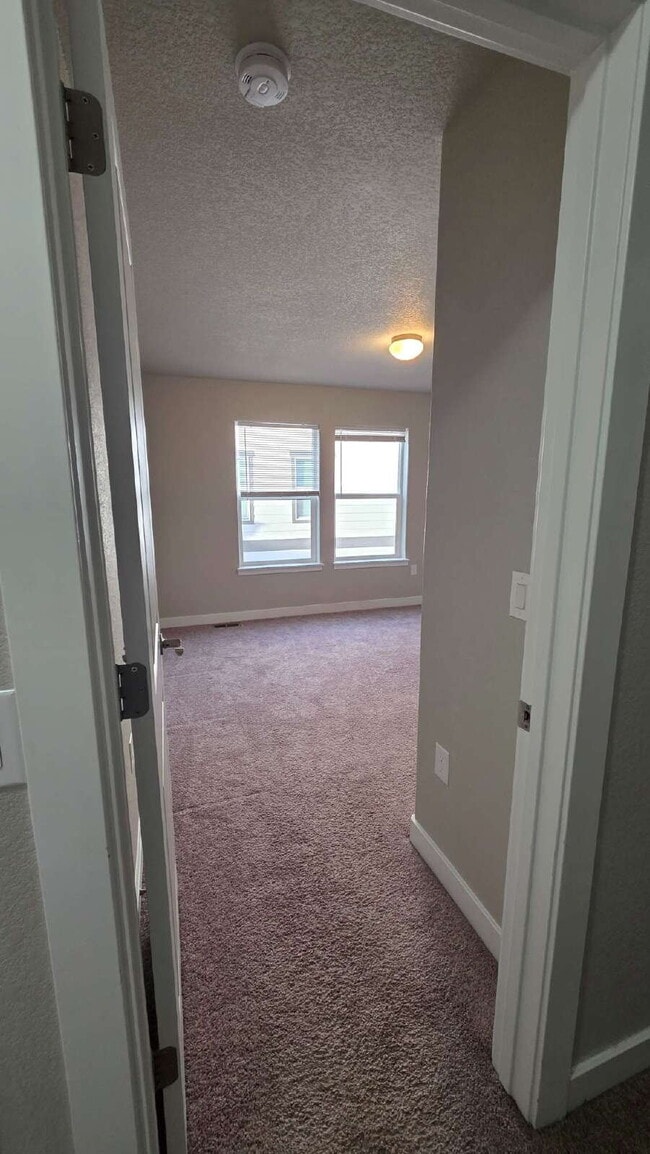 Building Photo - Lorson Ranch 5 bedroom Townhouse near military bases