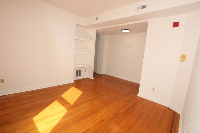 Building Photo - Beautiful 1 bed 1 bath in Fairmount- available Aug 1st