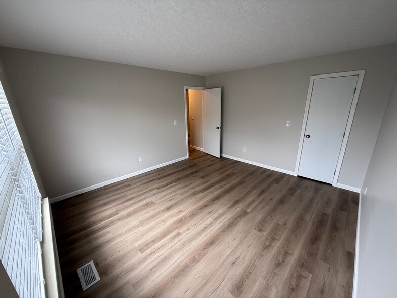 Large bedroom - 544 Boulder Dr