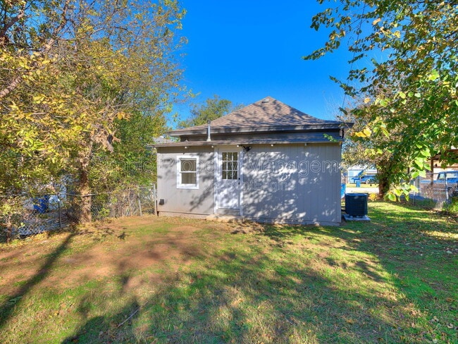 Building Photo - 811 W Wade St