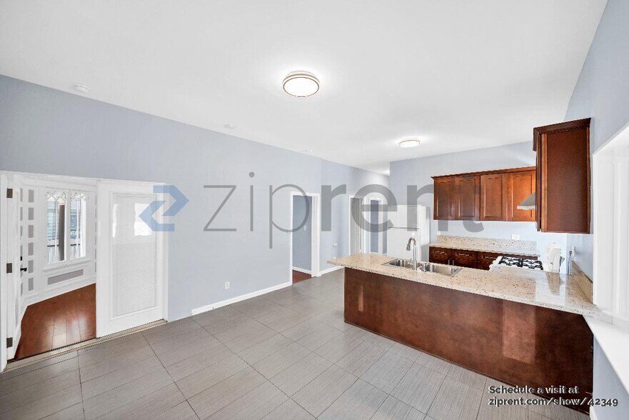 Building Photo - 2121 Portland St