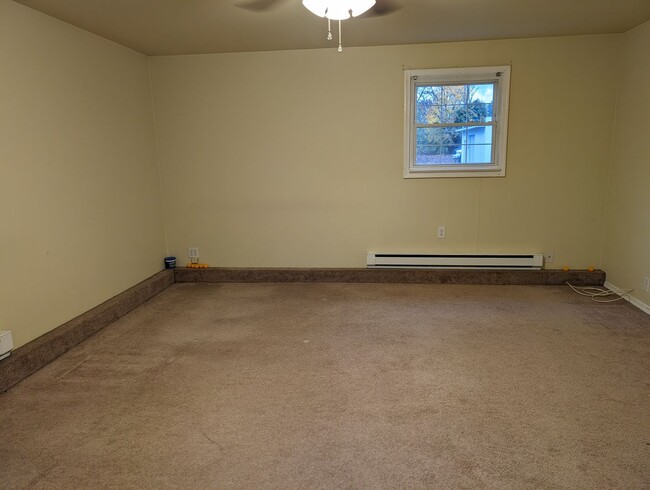 Building Photo - Spacious 4 Bed 2.5 Bath Home
