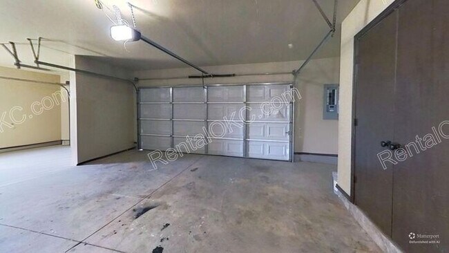 Building Photo - Large Lot, Big Space