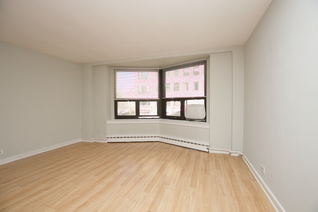 Building Photo - 428 W Wellington Ave