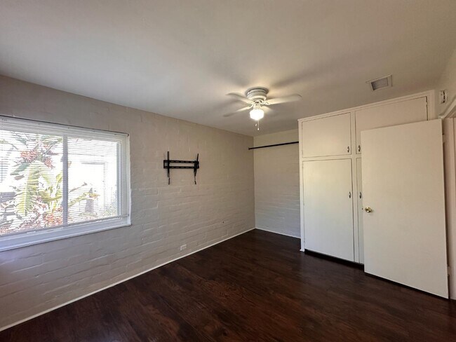 Building Photo - 445 1/2 E Puente St