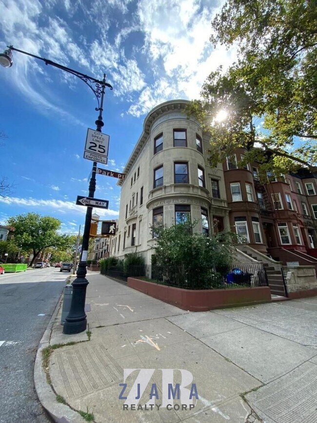 Building Photo - 988 Park Pl