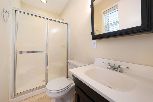 Building Photo - Charming 3-bed/2 bath home with large yard...