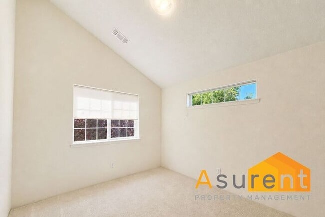 Building Photo - 3 Bed, 2.5 Bath Home