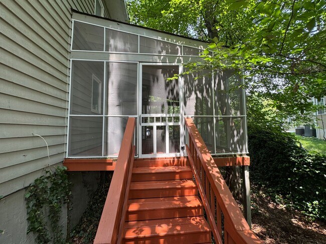 Building Photo - Fantastic 4 Bed 3.5 Bath Townhome With Sun...