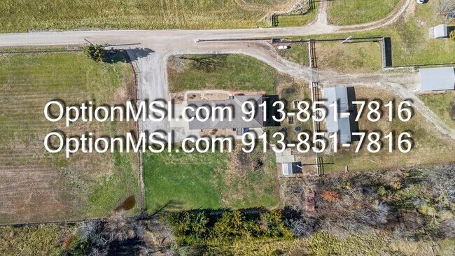 Building Photo - Country Charm Just Minutes From Lawrence!