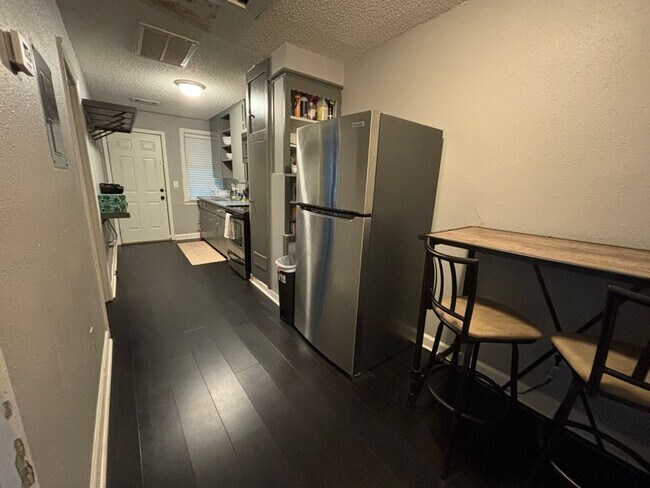 Building Photo - Center