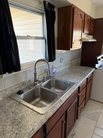 Building Photo - 19 Eton Ct