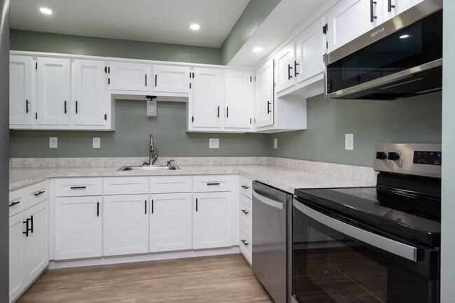 Building Photo - 3 Bed/1 Bath duplex