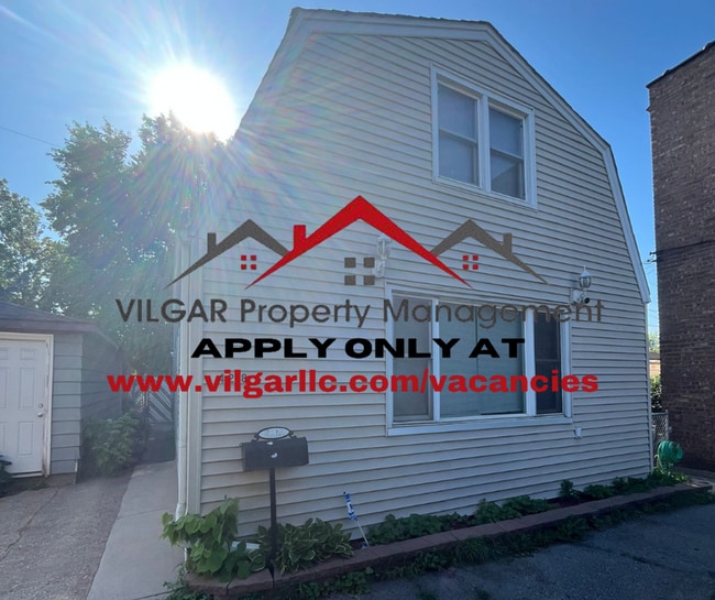 Building Photo - Step into comfort and style in this beauti...