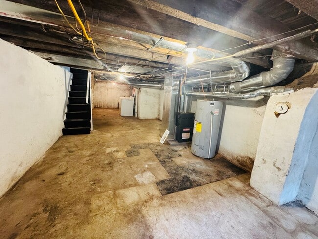 Building Photo - Remodeled 3bd/1 House with Rear yard!! SEC...
