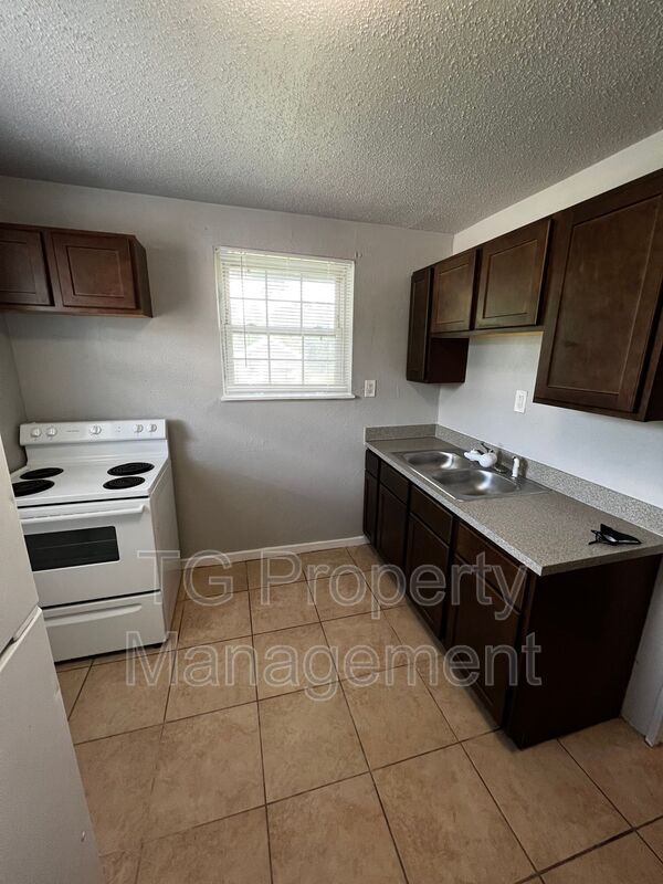 Building Photo - 2821 Moncrief Rd